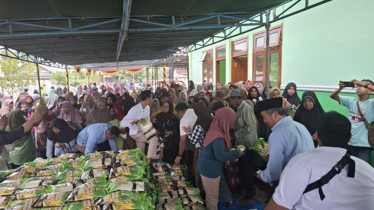 Bagikan Beras ke 11.200 Warga Bojonegoro, Budiono Ajak Doakan Kabinet Prabowo, dan Khofifah Menang