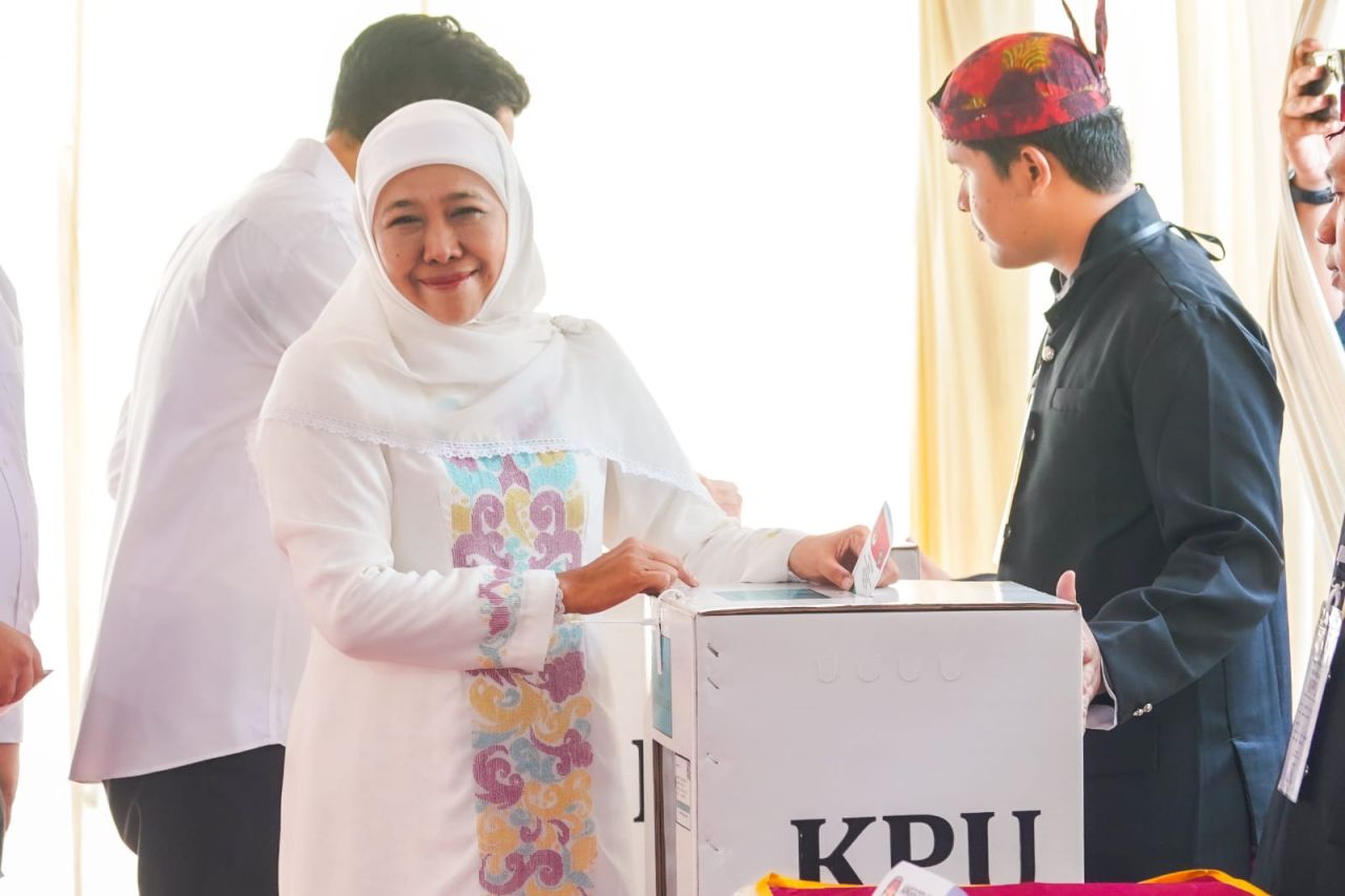 Khofifah Nyoblos di TPS 19 Surabaya, Serukan Kawal Suara Rakyat hingga Tuntas