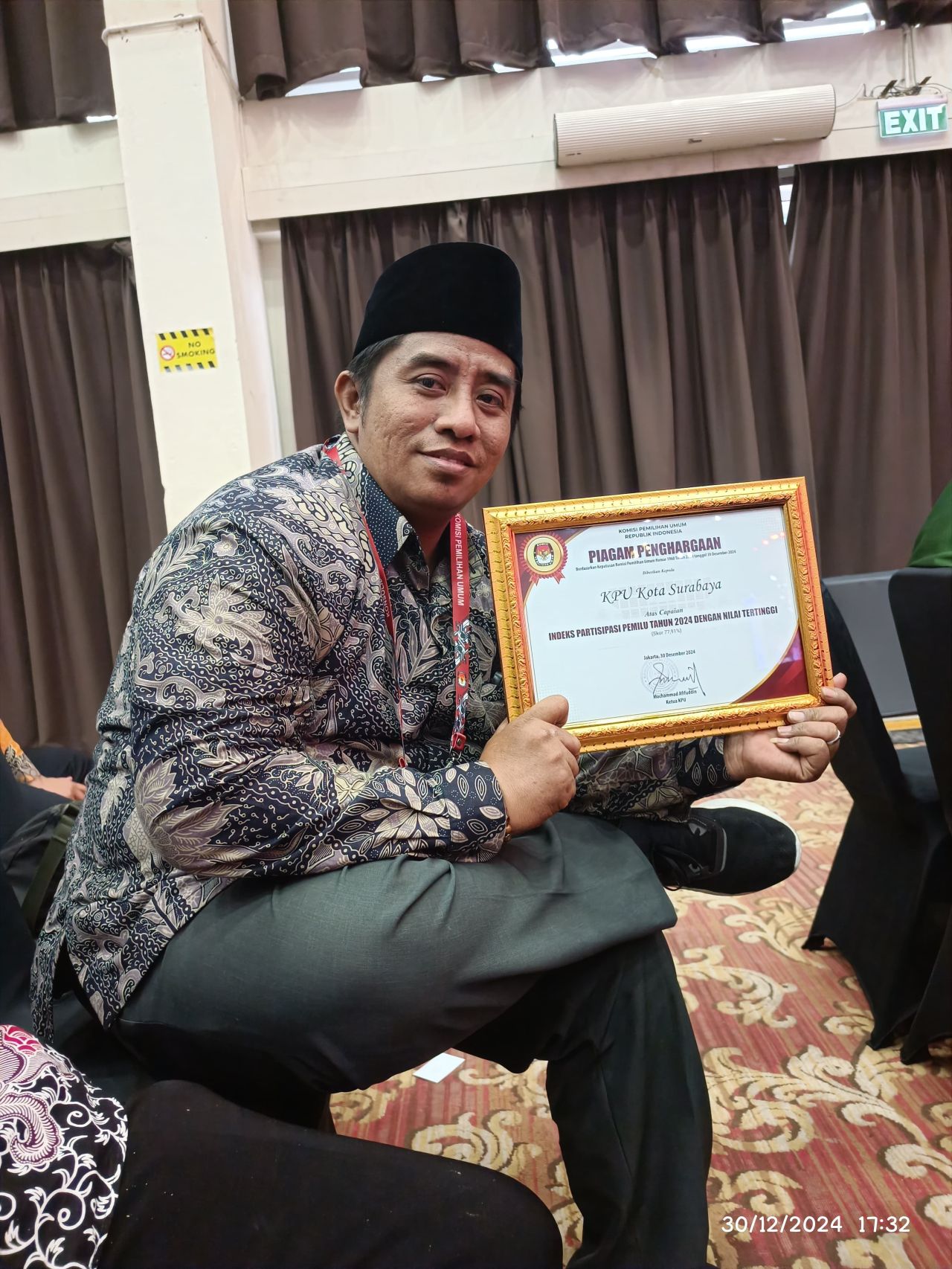 Jaga Tradisi Juara, KPU Surabaya Terima Dua Penghargaan Tingkat Nasional