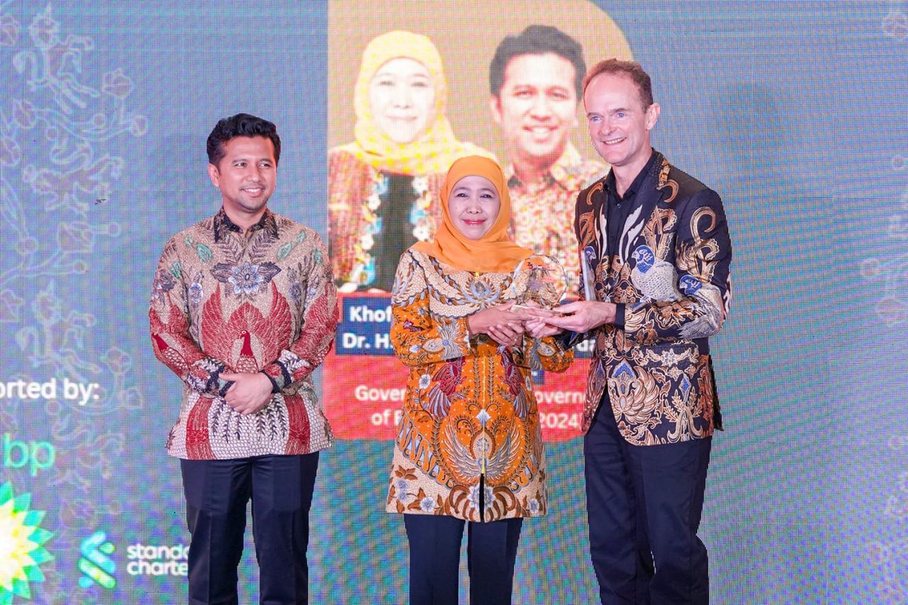 Khofifah-Emil Terima Platinum Award dari Duta Besar Inggris