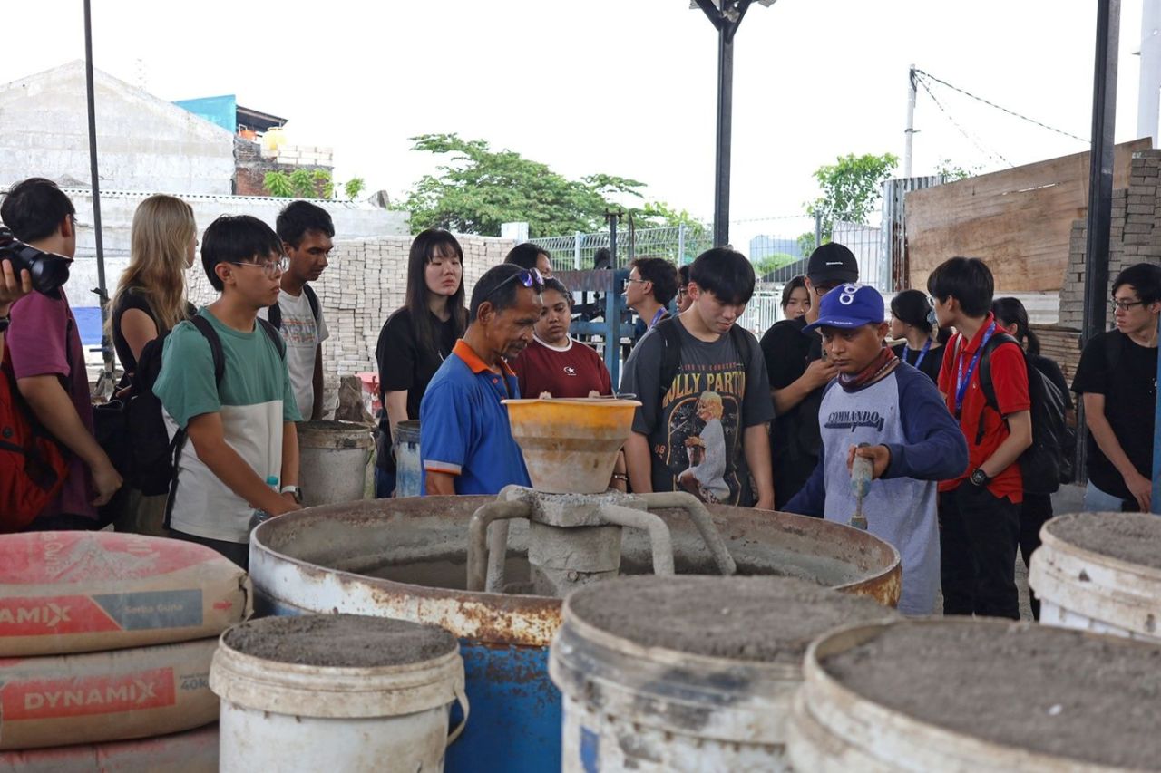 Puluhan Mahasiswa UK Petra dan Singapura Kunjungi Rumah Padat Karya Gunung Anyar