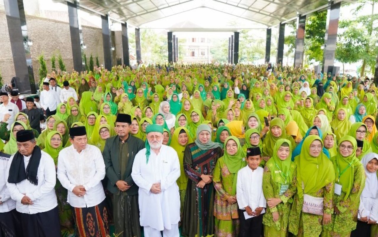 Khofifah Ajak Muslimat Jabar Ngaji Bareng Syekh Fadhil Cicit Syekh Abdul Qadir Jailani