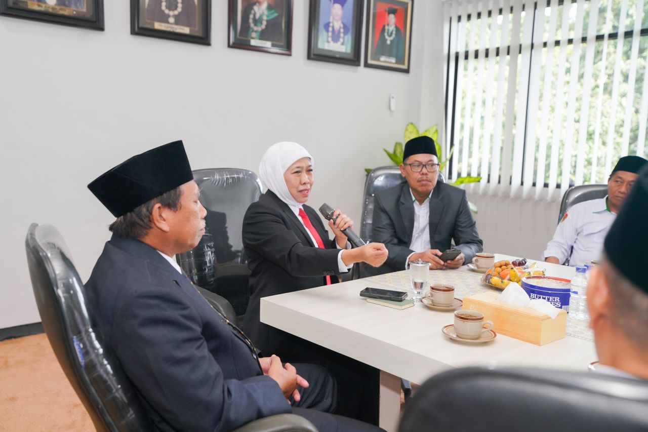 Beasiswa LPPD Pemprov Jatim Lahirkan 3 Doktor Pertama dari Pesantren, Khofifah: Kuatkan SDM 2045