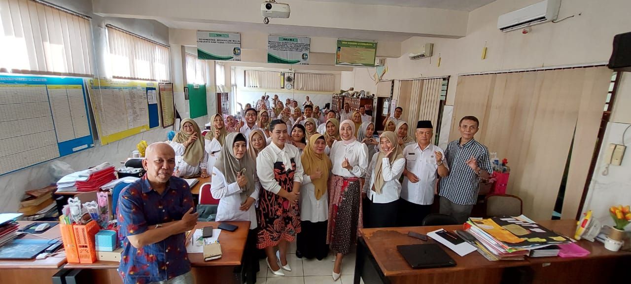 Tingkatkan Kinerja Guru SMPN 12 Surabaya, Ikarholaz Gelar Communication Skill Training