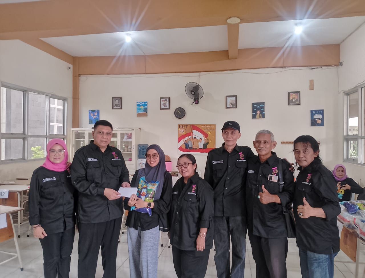 Keindahan di Akhir Ramadan, Ikarholaz Bagikan Zakat