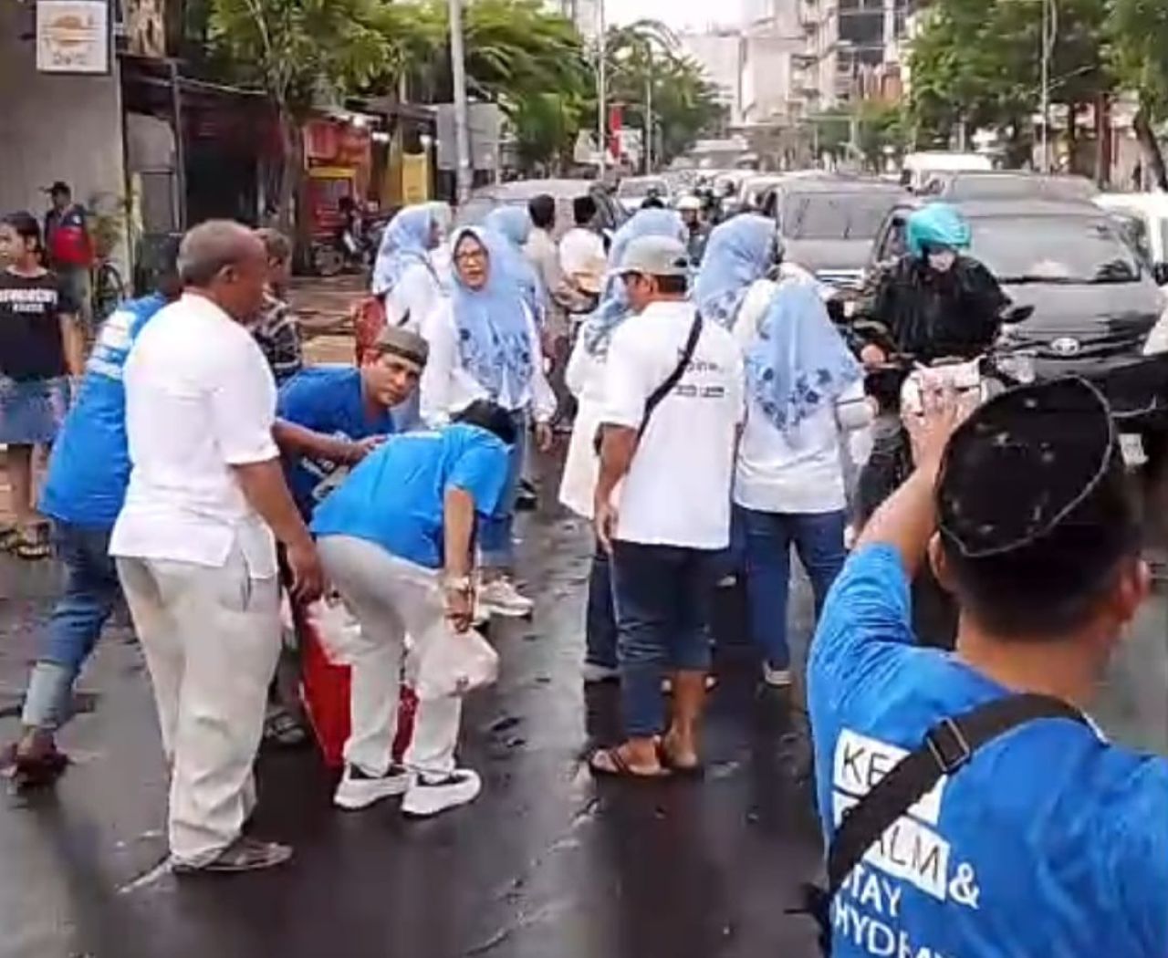 Alumni SMA Sejahtera Surabaya Berbagi Ratusan Takjil di Embong Malang