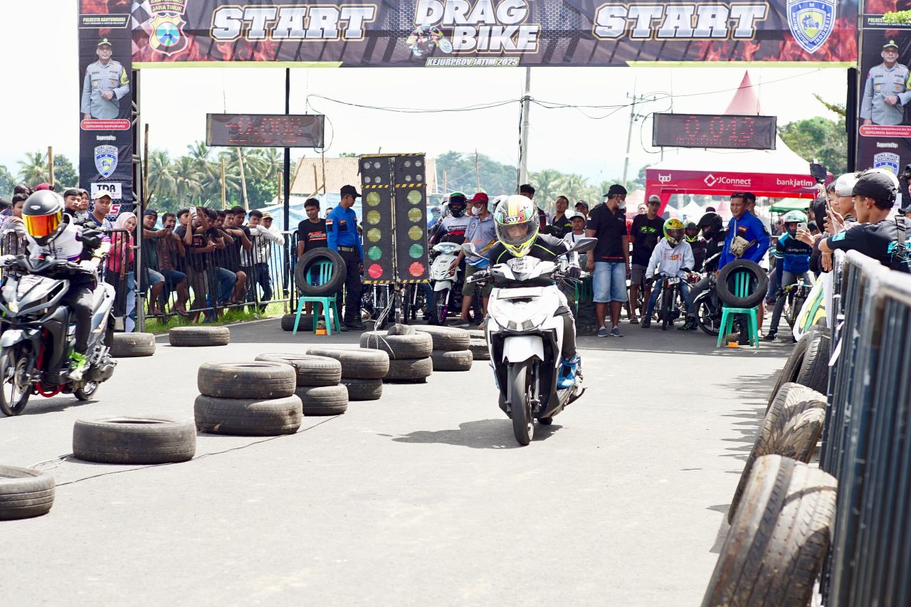 Ratusan Dragster Adu Cepat di Jalan Wiroguni Banyuwangi