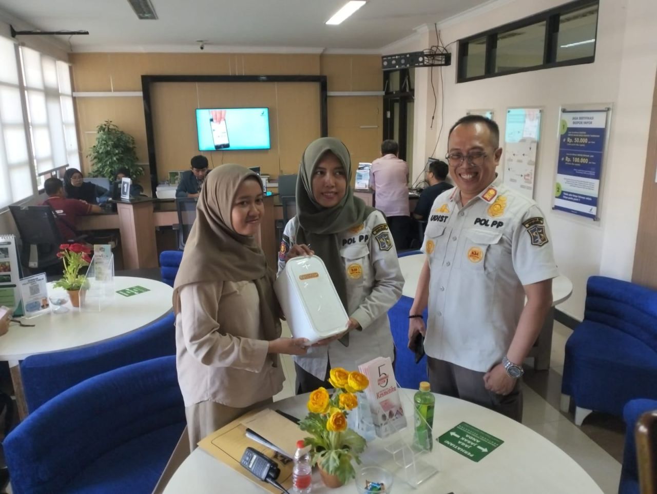 Satpol PP Serahkan Sampel Es Krim Beralkohol ke BPOM Surabaya