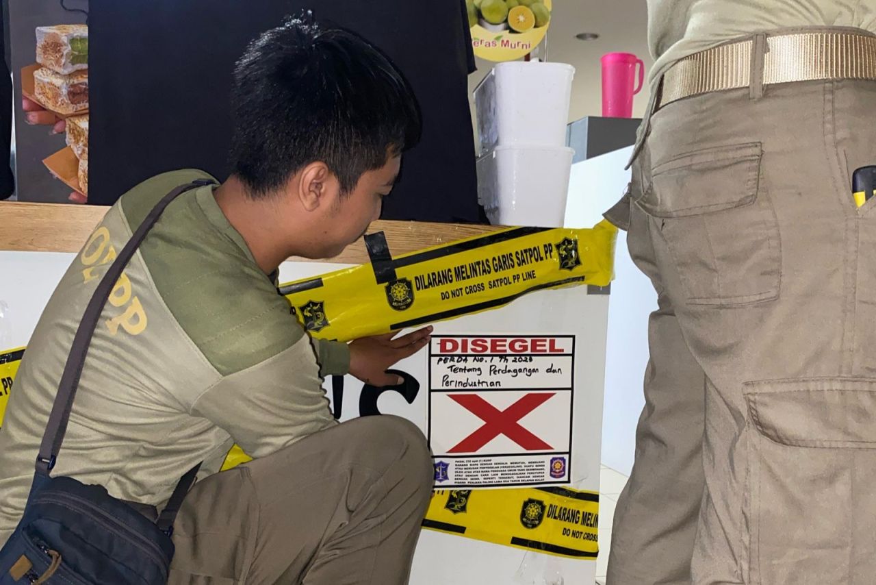 Satpol PP Surabaya Segel Stan Penjual Es Krim Beralkohol