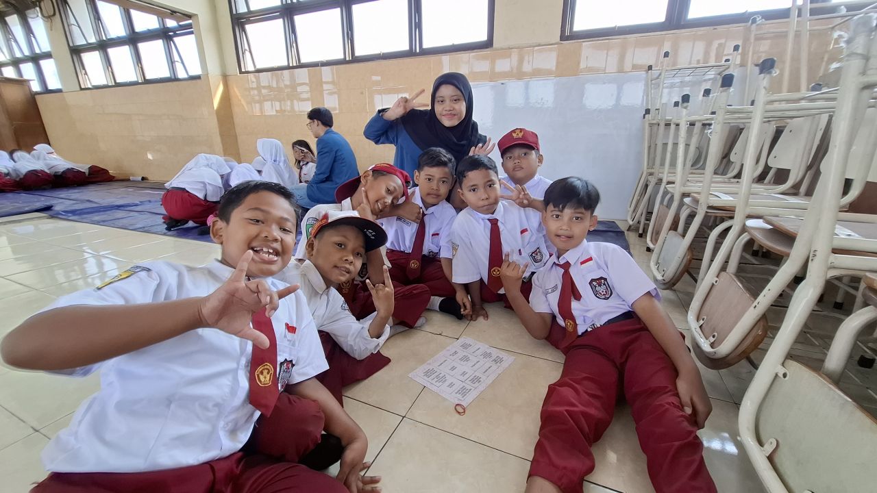 Keseruan Edukasi PHBS Bersama BBK 6 Unair di SDN Asemrowo II