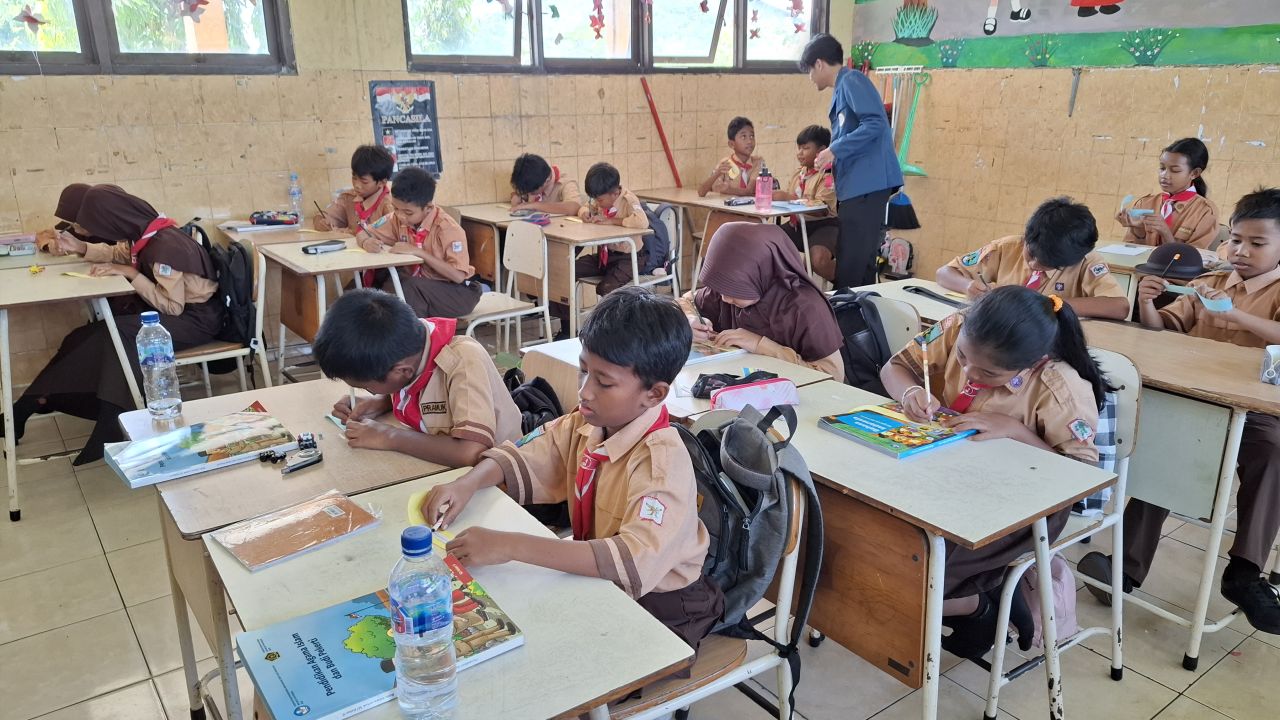 Mahasiswa KKN Unair Tanamkan 3 Kata Ajaib dan Anti-Bulliyng di SDN Asemrowo II