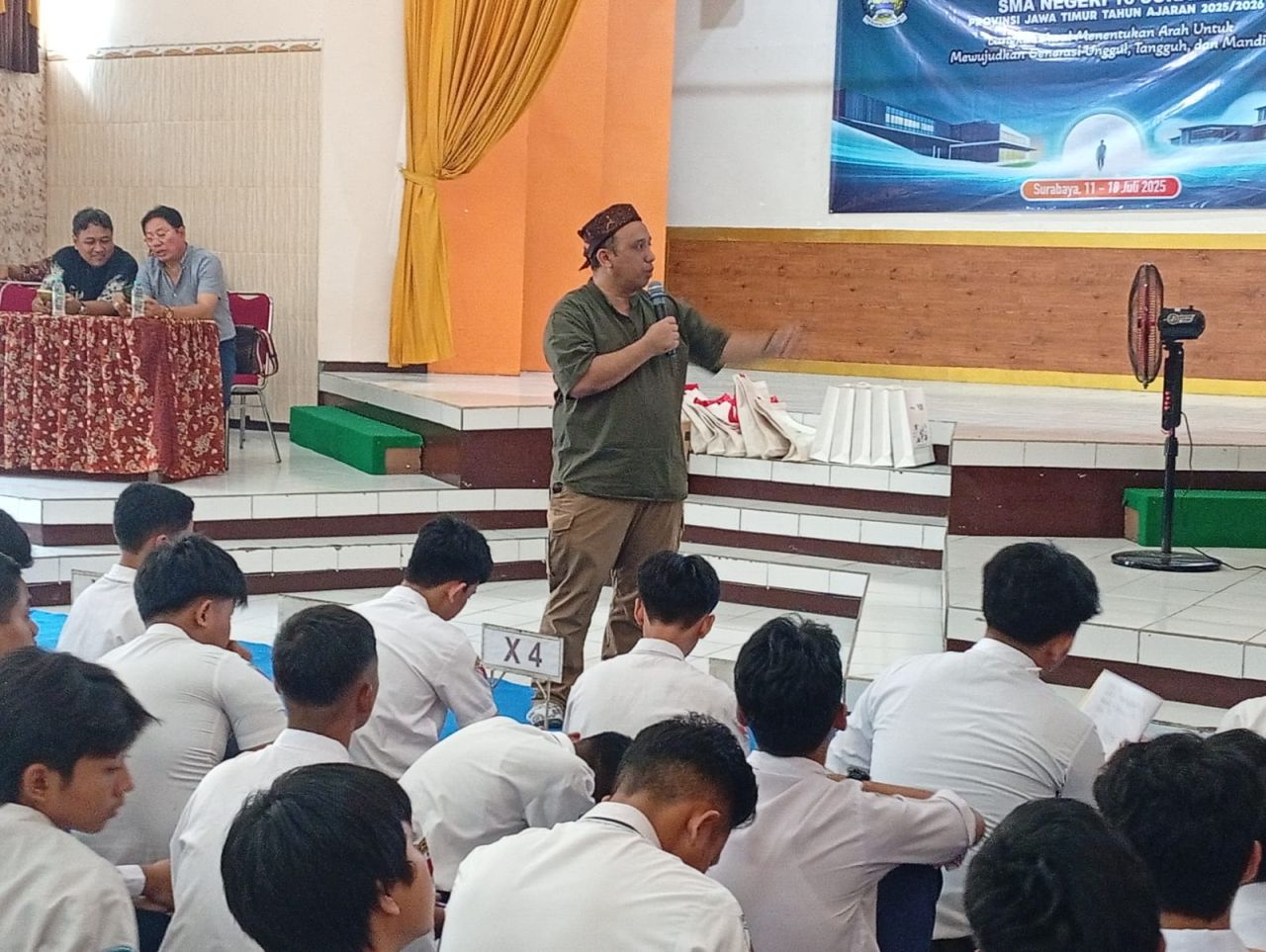 Simak Wejangan IKA XVI di MPLS SMAN 16 Surabaya