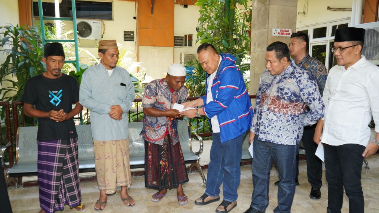 Ketua Fraksi Demokrat DPRD Jatim Jenguk Santri Korban Al Khoziny, Sampaikan Salam Emil Dardak