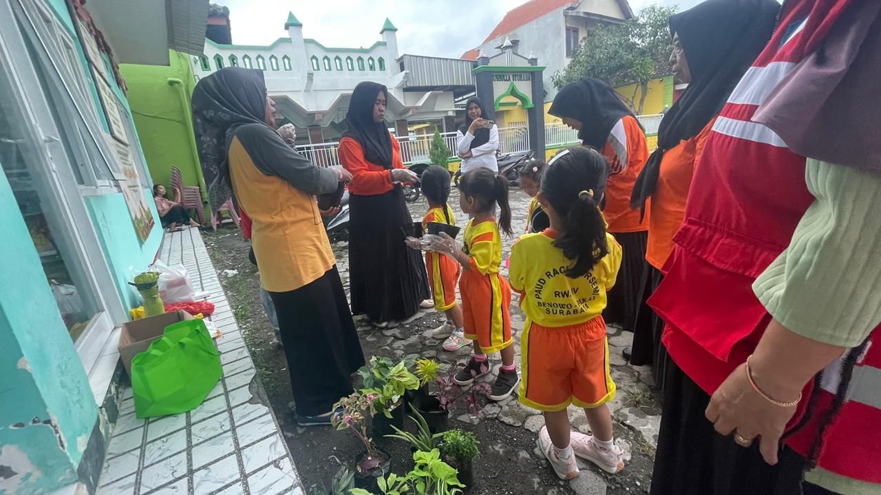 Edukasi Lingkungan PAUD di Benowo: Untag Surabaya Ajak Anak Belajar Menanam
