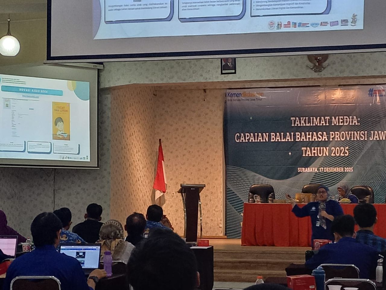 Kepala Balai Bahasa Jawa Timur Puji Retno Hardiningtyas saat memaparkan capaian kinerja balai bahasa jawa timur