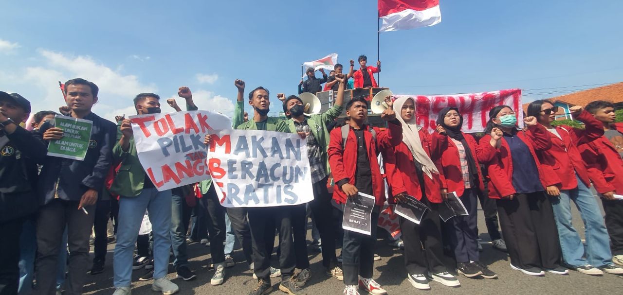 BEM Nusantara Unjuk Rasa di DPRD Jatim, Ini Tuntukan Mereka