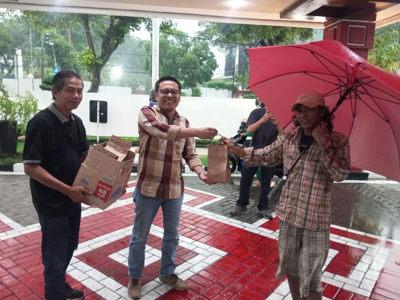Jurnalis DPRD Surabaya Bagikan Takjil di Tengah Hujan Lebat