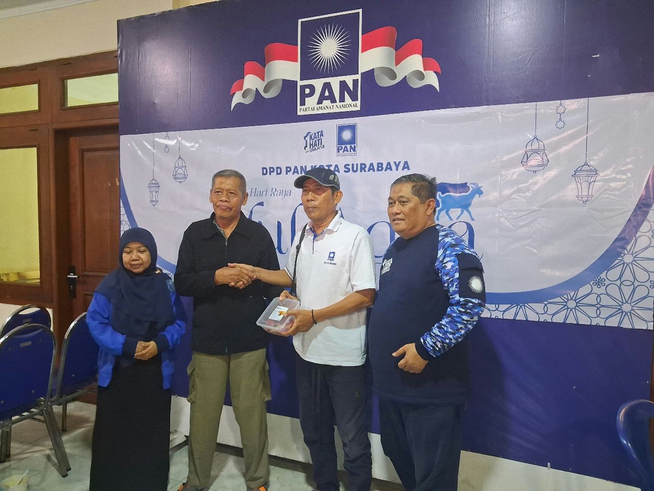 Momen Iduladha, PAN Surabaya Bagikan Daging Kurban Dari Dua Ekor Sapi