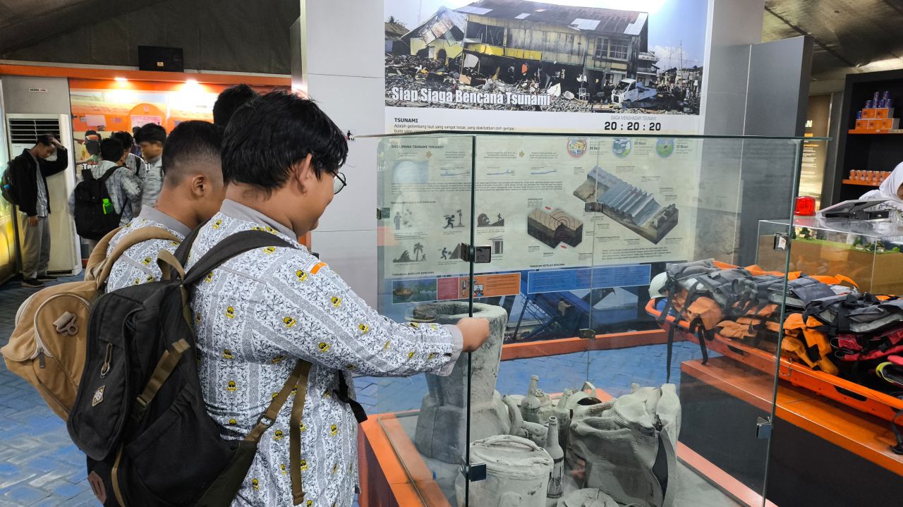 SMAM X Surabaya Rayakan Milad ke-12 dengan Edukasi Tanggap Bencana di BPBD Jatim