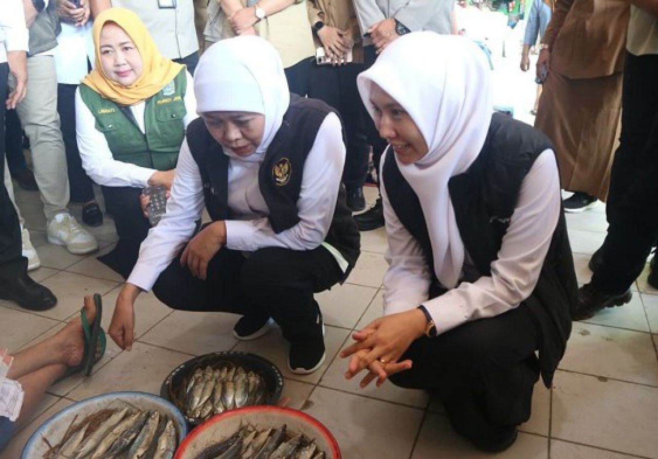 Wakil Ketua DPRD Jatim mendampingi Gubernur Jawa Timur Khofifah Indar Parawansa. (Foto: ist)