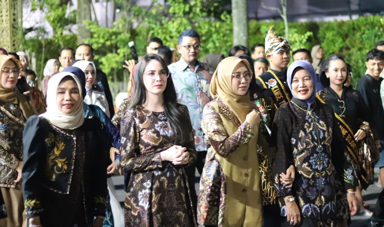 Dampingi Arumi Bachsin di Pembukaan BWBF 2026, Sri Wahyuni Dorong Inovasi Batik Bojonegoro