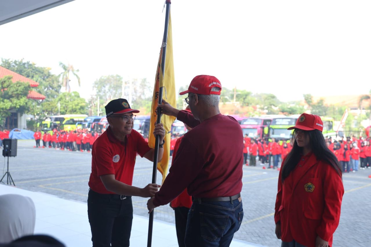 Seremonial pelepasan dosen dan mahasiswa Untag Surabaya untuk melaksanakan program pemberdayaan masyarakat di Kabupaten Gresik