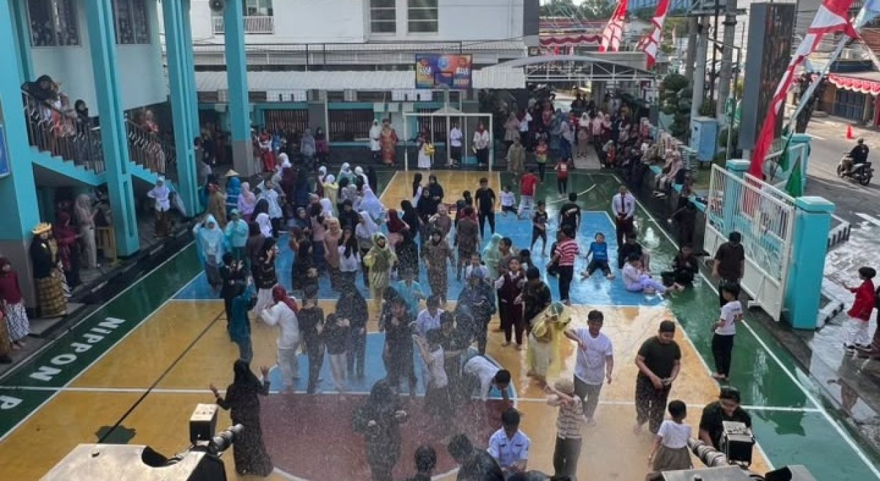 Siswa SD Mudipat Surabaya Disemprot Water Cannon, Keseruan Perayaan HUT ke-81 RI