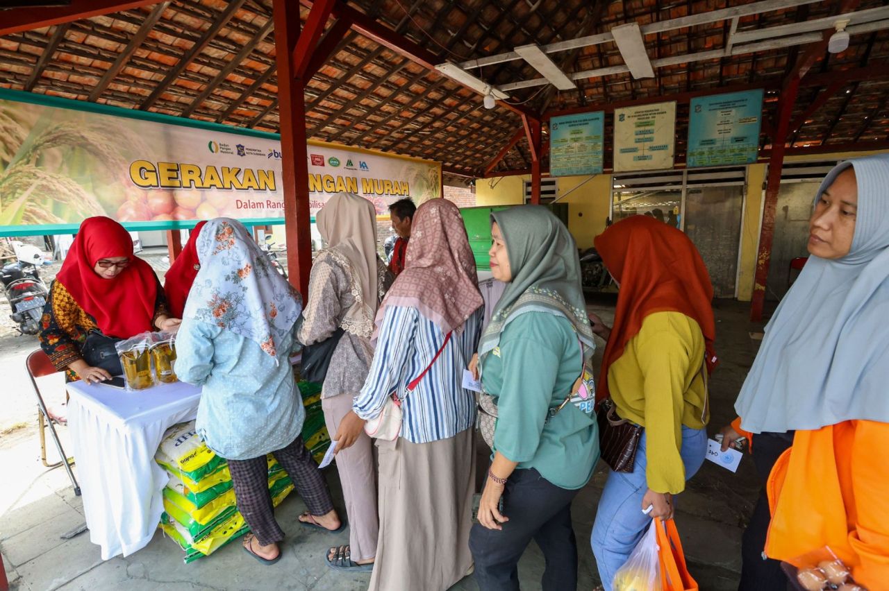 GPM Surabaya Sediakan Pangan Murah, Warga Balas Klumprik Antusias Berbelanja