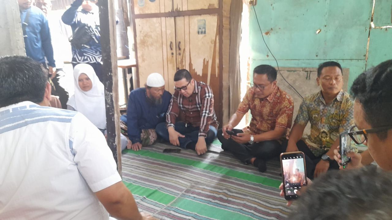 Anggota Komisi II DPR RI Ahmad Doli Kurnia saat berkunjung ke rumah keluarga korban perundungan
