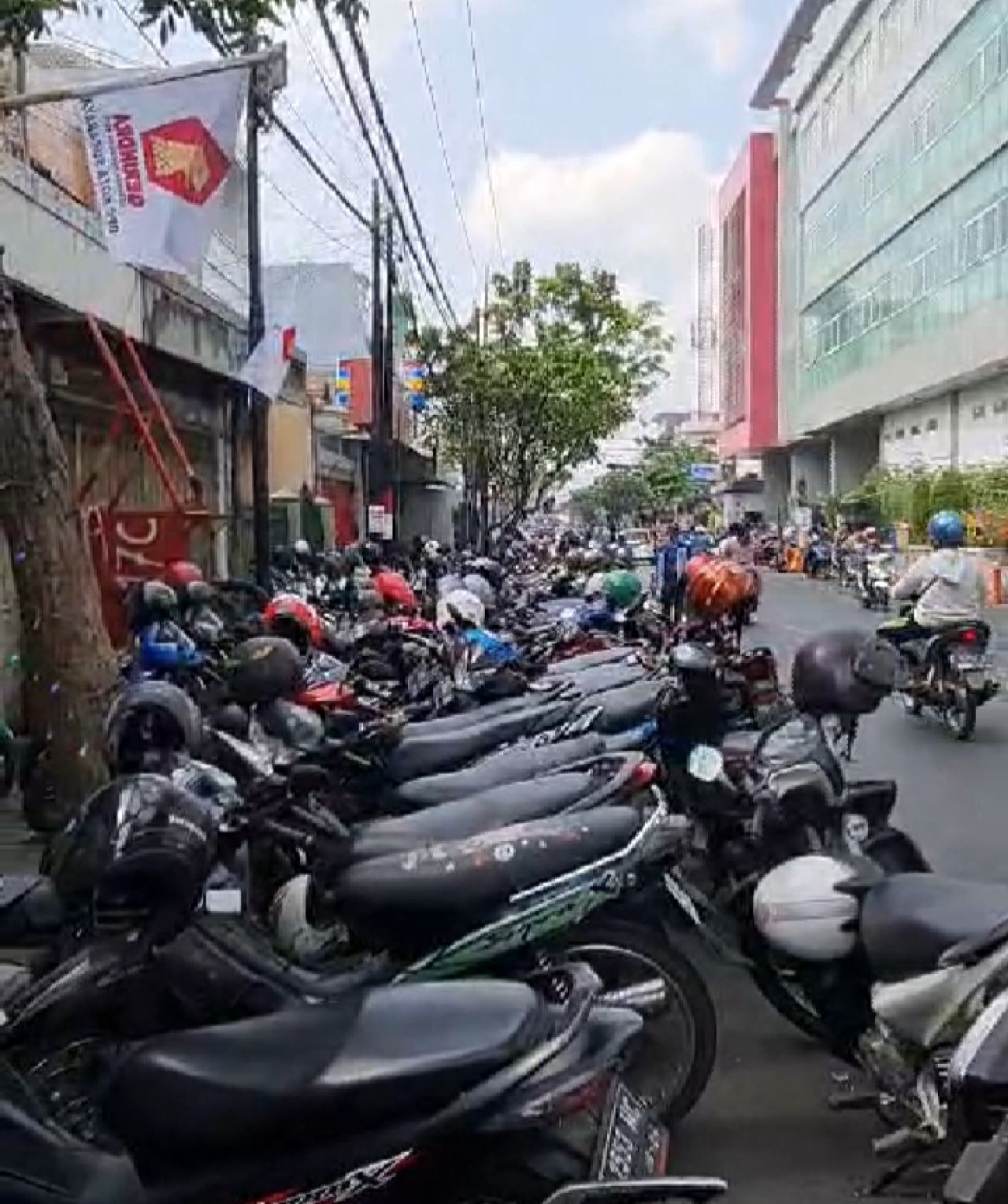 Parkir Liar Tepi Jalan Di RSUD Soewandhi Jadi Salah Satu Biang Kebocoran PAD Dari Dishub
